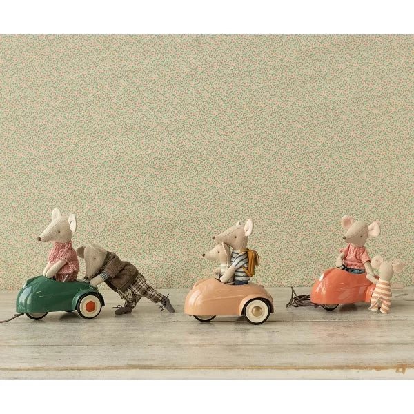 maileg-mouse-car-coral-11-4103-00_1 Mouse car - Coral - Image 3